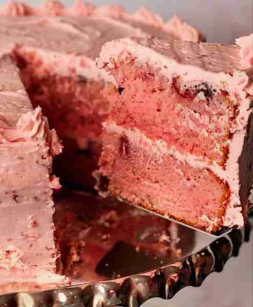 Strawberry Layer Cake with Strawberry Icing Ingredients: For the strawberry cake: 2 1/2 cups all-pur...