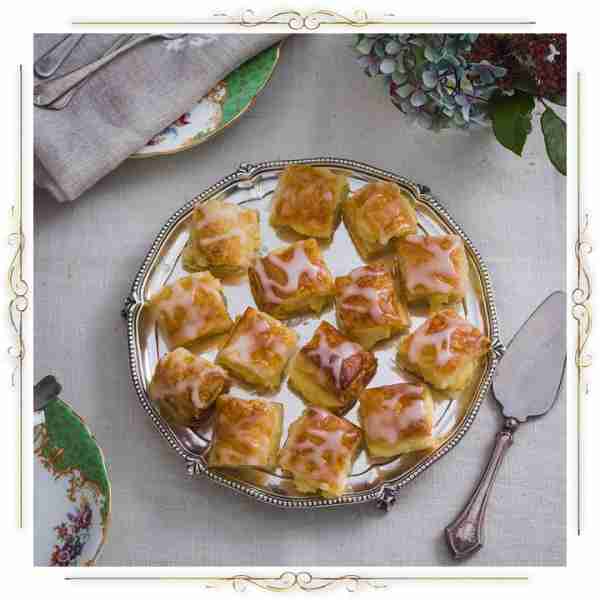 𝗧𝗲𝗮𝘁𝗶𝗺𝗲 𝘄𝗶𝘁𝗵 𝗧𝗮𝗺𝗯𝗼𝗲𝘀𝗶𝗲𝘀 These dainty little squares are called Tamboesies – a small, custard-filled...