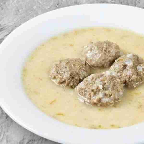There’s something so comforting about a warm bowl of youvarlakia avgolemono. 🍋 The tender meatballs...