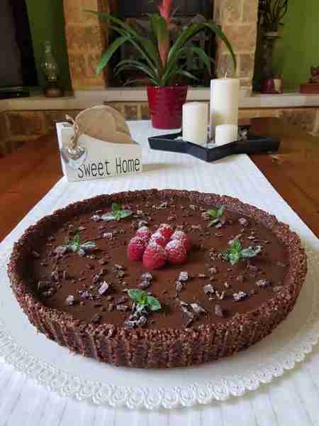 VEGAN CHOCOLATE PIE 🥑🍫🥥 This no-bake chocolate pie is made with an almond coconut base and is fil...