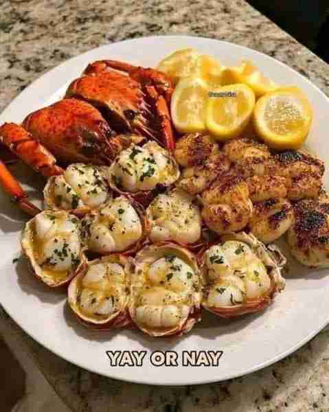 WOULD YOU EAT THIS GARLIC BUTTER LOBSTER AND SCALLOPS 🦞🧄 This Garlic Butter Lobster and Scallops d...
