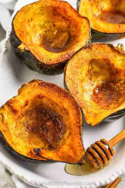 Comment RECIPE to get the recipe! Sweet, savory, and slightly nutty, oven-roasted acorn squash is li...