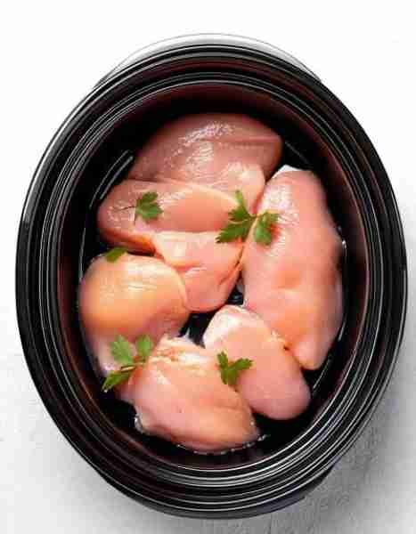 Put raw chicken breasts in a slow cooker with these 4 ingredients. It’s pure magic.. Full recipe 👇 💬