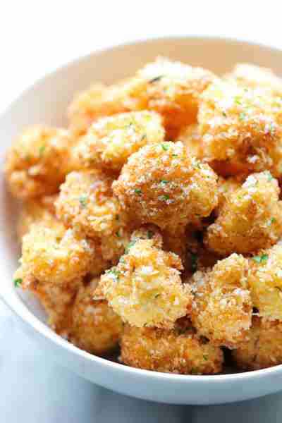 Parmesan Cauliflower Bites - Crisp, crunchy cauliflower bites that even the pickiest of eaters will...