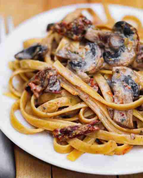 🍅 Creamy Sun-dried Tomato and Mushroom Pasta in a Garlic and Basil Cream Sauce. 🍅