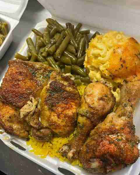 Deliciously seasoned chicken and rice 😋😋😋