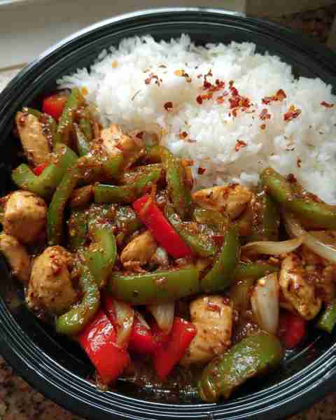 🔥 Spicy Garlic Chicken Stir-Fry with Bell Peppers & Steamed Rice 🌶️🍚 Prep Time: 15 minutes Cook Ti...