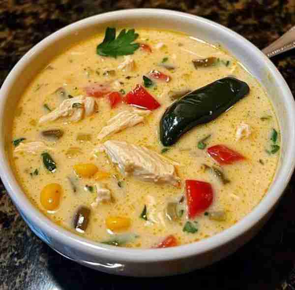 𝐓𝐎 𝐂𝐎𝐍𝐓𝐈𝐍𝐔𝐄 𝐑𝐄𝐂𝐄𝐈𝐕𝐈𝐍𝐆 𝐌𝐘 𝐑𝐄𝐂𝐈𝐏𝐄𝐒 𝐓𝐘𝐏𝐄 "𝐘𝐄𝐒". Creamy Chicken Poblano Pepper Soup 🍲🌶️: Ingredients: 2...