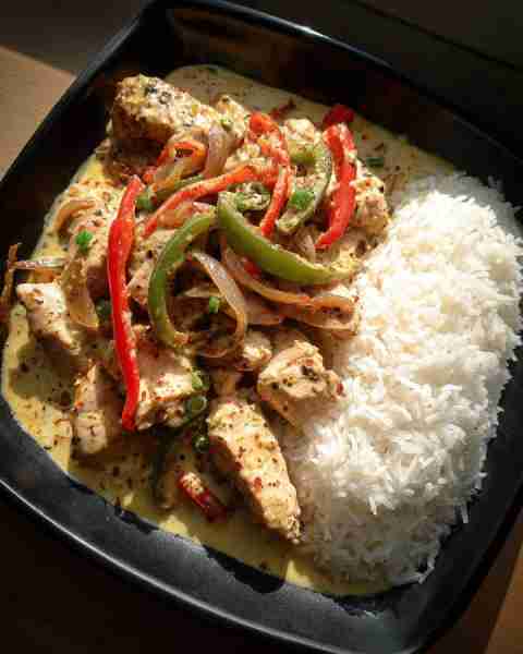 🌶️ Creamy Pepper Chicken with Basmati Rice 🍛🔥 Prep Time: 15 minutes Cook Time: 25 minutes Servings...