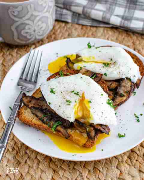 Poached Eggs over Garlic Mushrooms - perfect for breakfast or lunch FULL RECIPE: https://www.slimmin...