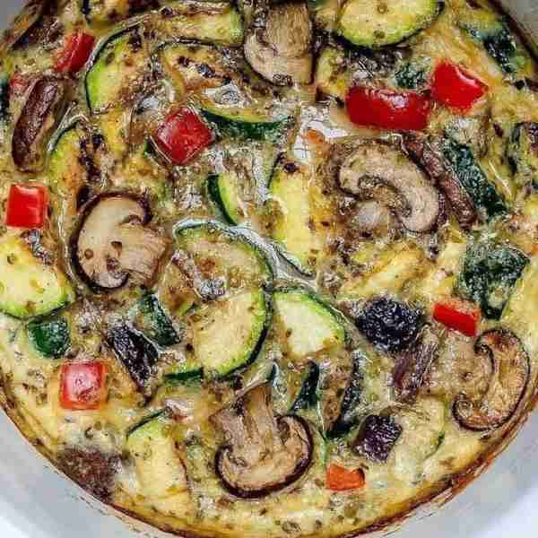Crock-Pot Veggie Frittata for your tasty, #ProteinPacked mornings! 🍅🍆