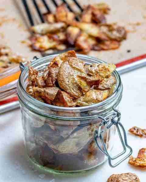 Crispy Baked Potato Peel Chips for your fam's healthy snack choice! ❤ We just enjoyed a few batches...