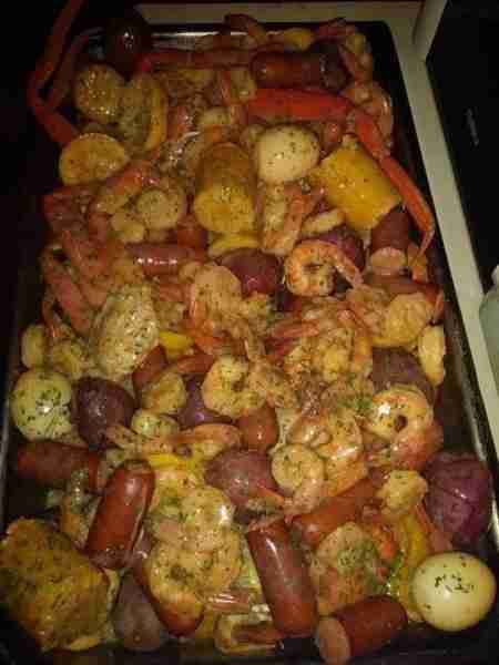 🦐🦀 Seafood Boil Bake (Sheet Pan Style) Ingredients (Serves 4–6): Seafood & Veggies: 1 lb large shr...