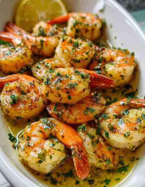 Buttery, garlicky, herby and outrageously flavorful! Classic Shrimp Scampi 🍤🍋🌿 🧂 Ingredients: ▸...