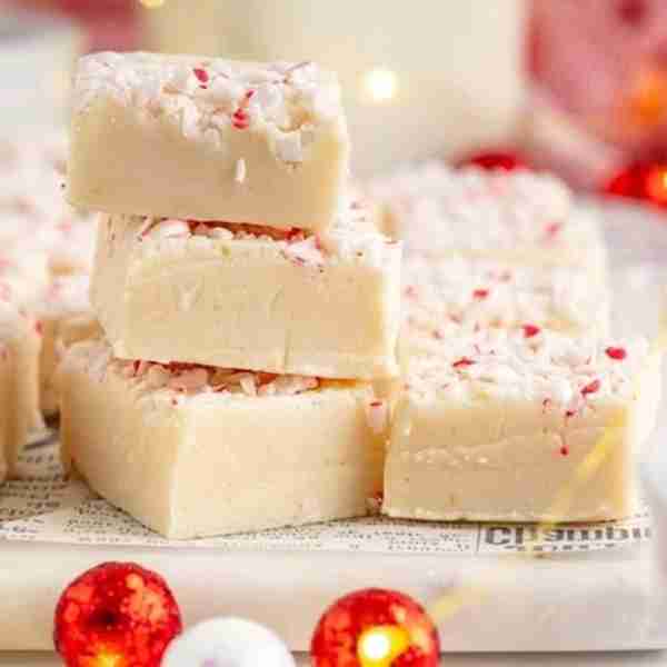 Peppermint Christmas Fudge! 💖💚 Delicious Bliss! Makes the Best present for family, coworkers & fri...