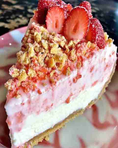 Irresistible Strawberry Crunch Cheesecake 🍰🍓 Ingredients: 2 cups graham cracker crumbs ½ cup unsal...