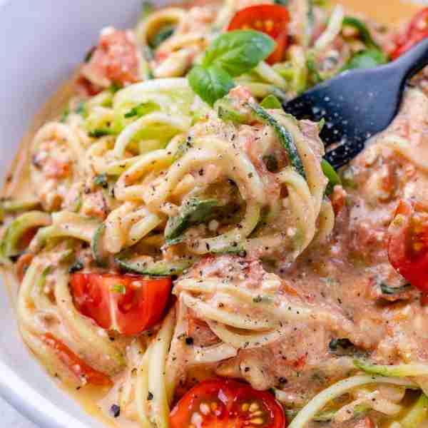 This Baked Feta Zoodles recipe is guaranteed scrumptious! 😍🍅🌱 It’s SIMPLE and DELICIOUS. This rec...