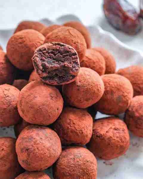 Chocolate Energy Brownie Balls - These little #CleanEating approved energy balls are super satisfyin...