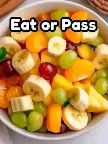 Fresh Fruit Salad 🍇🍌🍊 A colorful, juicy bowl of goodness you can whip up in minutes! You’ll Need:...