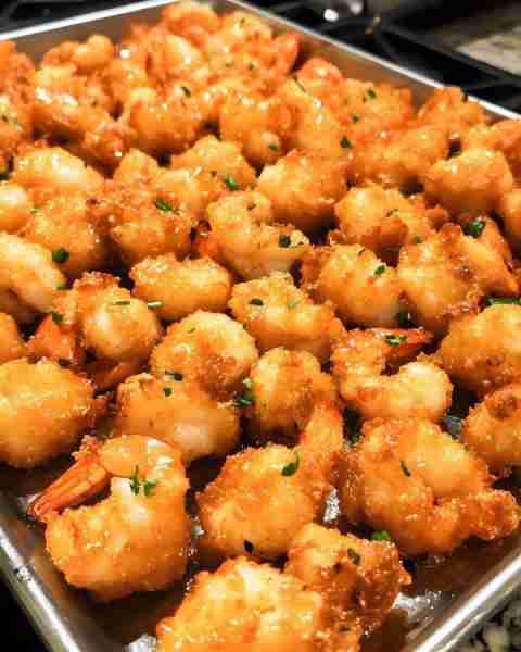 Crispy Shrimp with Sweet and Spicy Sauce 🦐😋 Ingredients: 1 lb shrimp, peeled and deveined 1/2 cup...