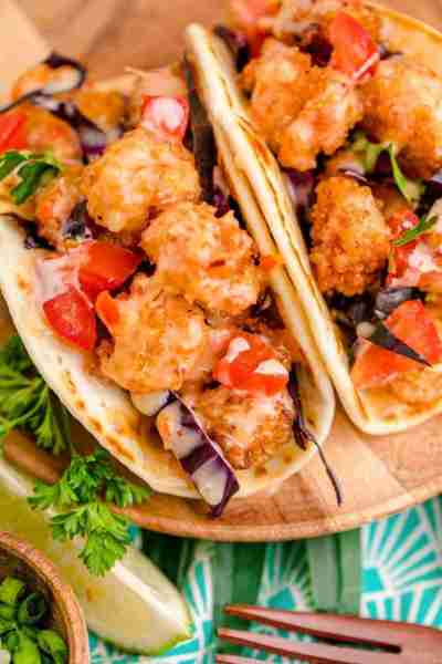 🌮🦐🔥 Tender shrimp coated in a crunchy, homemade sauce - these Bang Bang Shrimp Tacos are a flavor...