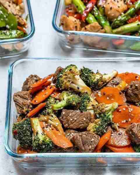 Beef Stir Fry - Made with LOTS of veggies + a simple delicious homemade stir fry sauce for super eas...