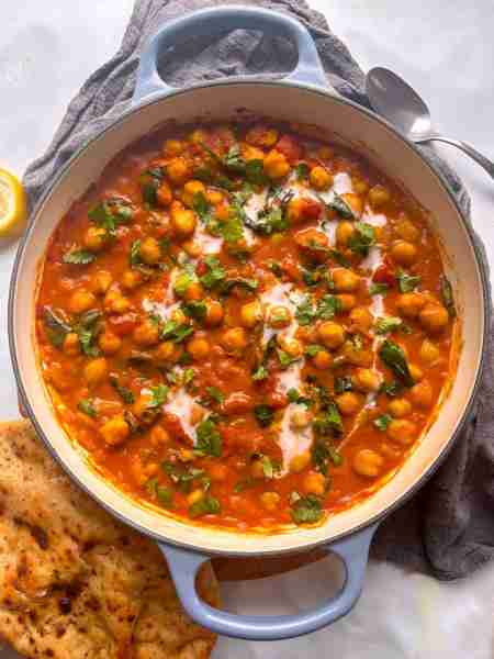 Homemade chickpea curry! A 30-minute healthy plant-based dinner, and the perfect crowd please 💜 Ful...