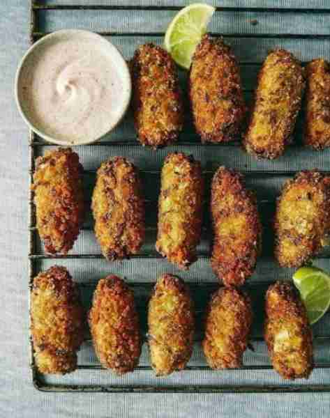 CRISPY VEGAN SNACKS 🔥 A kind of vegan nuggets made with potatoes and cabbage. Get my recipe here 👇...