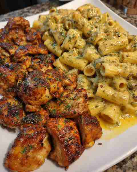 Garlic Parmesan Chicken Rigatoni with Creamy Alfredo Mozzarella Ingredients: 1 pound rigatoni pasta...