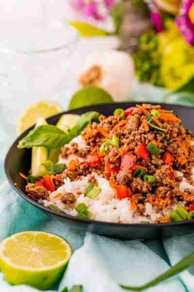 🌟🥥🌶 Looking for a quick and delicious meal? Look no further than these Thai Basil Beef Bowls! 🍲 h...