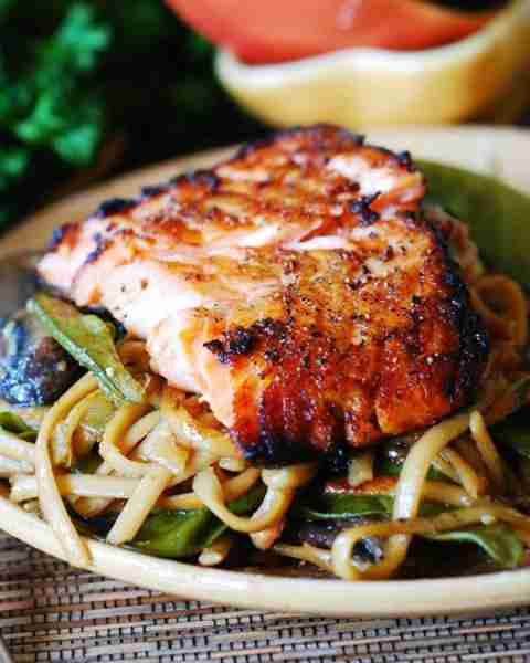 Asian Salmon and Noodles with Mushrooms and Snap Peas.🫛 🍄‍🟫