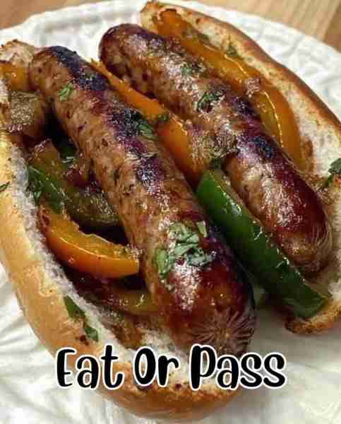 WOULD YOU EAT THIS ITALIAN SAUSAGE WITH PEPPERS AND ONIONS 🌶️🌭 Ingredients: 4 Italian sausages (mil...