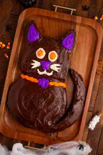 Easy Halloween Black Cat Cut Out Cake (Only 4 Ingredients!) 🐈‍⬛🐾 So easy, step-by-step directions...