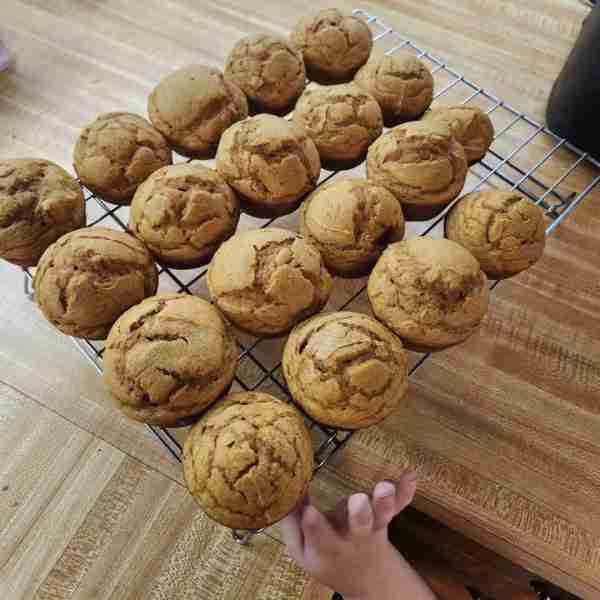 Mini pumpkin muffins 1 point! Zero sugar cake mix, can pumpkin, applesauce made 24 mini muffins. I l...