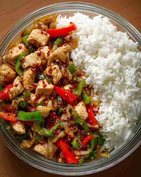 🌶️ Spicy Chicken Stir-Fry with Bell Peppers & Rice 🍚 Prep Time: 15 minutes Cook Time: 15 minutes Se...