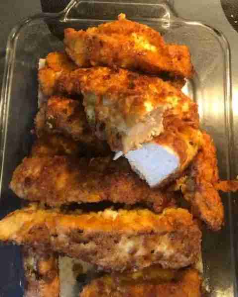 𝘾𝒍𝙖𝒔𝙨𝒊𝙘 𝘾𝒉𝙞𝒄𝙠𝒆𝙣 𝙁𝒓𝙞𝒆𝙙 𝘾𝒉𝙞𝒄𝙠𝒆𝙣 📝 **Ingredients:** - 4 boneless, skinless chicken breasts - 1 cup all...