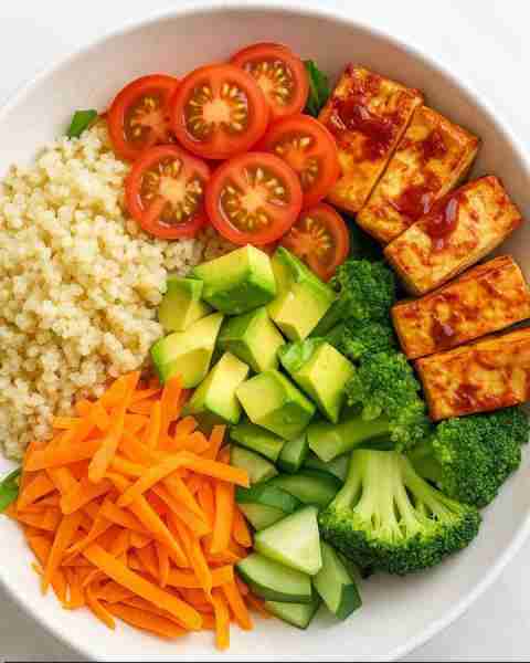 Ingredients 📝 Quinoa 🍚 Cherry tomatoes 🍅 Avocado 🥑 Steamed broccoli 🥦 Carrot 🥕 Cucumber 🥒 Chi...