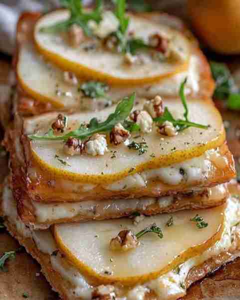 Elegant Pear and Gorgonzola Flatbread Recipe 🍕🍐 Ingredients: 1 sheet of puff pastry or flatbread (...