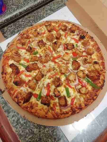 Homemade Keto Chicken & Veggie Pizza 📝 Ingredients For the Keto Crust (Fathead Dough): 1 ½ cups shr...