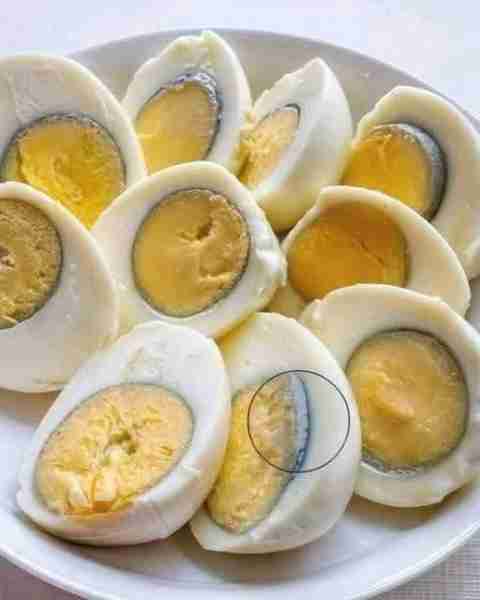 If eggs have a green ring around their yolk, what does it mean? Full details in the first cᴑmment 👇