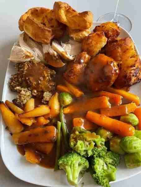 Roast chicken dinner 😋 Try and find a problem with this roast – I dare you 😋 #fblifestyle