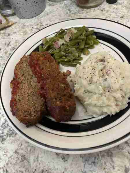 meatloaf, mashed potatoes, green beans 😋😋😋