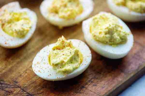 RECIPE: https://thatlowcarblife.com/horseradish-deviled-eggs/ These HORSERADISH DEVILED EGGS are a n...