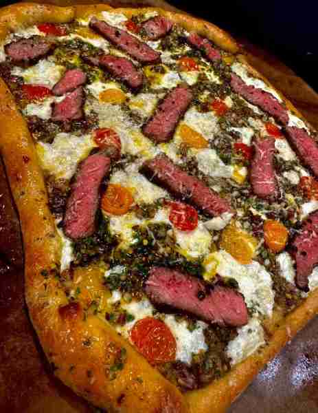 My chimichurri steak pizza with fresh mozzarella & Asiago cheese 🔥🔥🤤