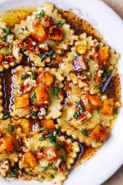 🍁 𝐀𝐔𝐓𝐔𝐌𝐍 𝐑𝐀𝐕𝐈𝐎𝐋𝐈 with Roasted Butternut Squash, Toasted Pecans, and Brown Butter Balsamic Sauce. 𝐌𝐄...