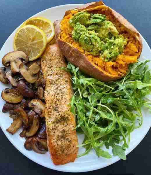 Salmon for lunch never disappoints especially when the entire meal took me 15 mins to make! Toaster...