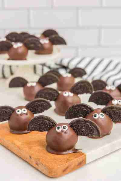 Adorable Halloween Bat Oreo Truffles! 🎃🦇 Scrumptious crushed Oreo and cream cheese truffles dipped...