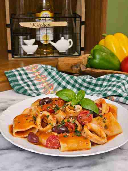 🦑 CALAMARI PASTA 🍝 Bring the taste of Italy to your table with this mouthwatering, quick and easy-...