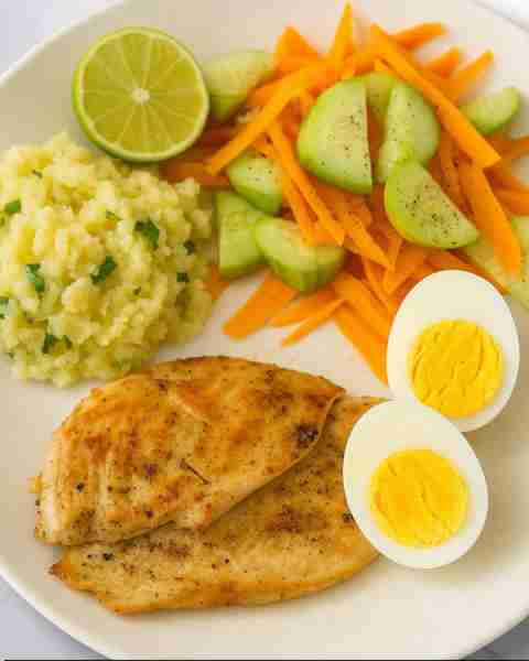 Ingredients 📝 Grilled chicken 🍗 Boiled egg 🥚 Mashed potatoes papa Carrot 🥕 Cucumber 🥒 Urgent 🌿...