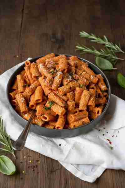 Creamy Tomato Rigatoni Pasta 🍝🧀 Ingredients 400g rigatoni pasta 2 tbsp olive oil 3 cloves garlic,...